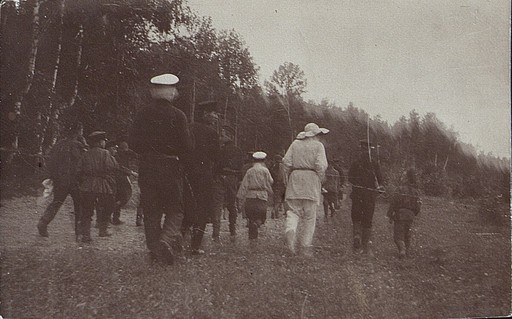 Л.Н. Толстой ведет школьников через парк к р. Воронке