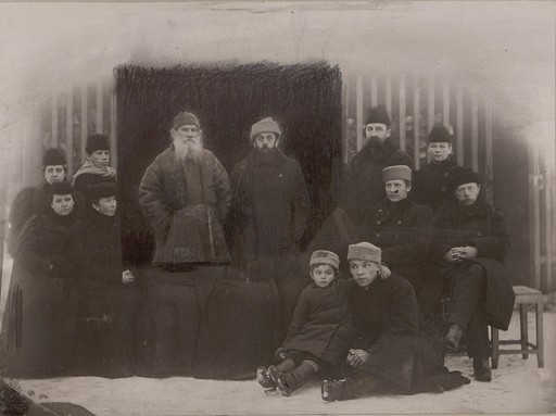 Л.Н. Толстой в группе с друзьями и знакомыми во время проводов В.Г. Черткова и П.И. Бирюкова, высылаемых правительством за границу
