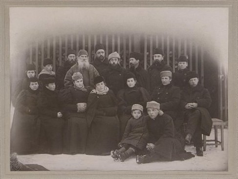 Л.Н. Толстой в группе с друзьями и знакомых во время проводов В.Г. Черткова и П.И. Бирюкова, высылаемых правительством за границу