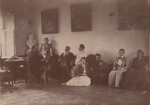 Л.Н. Толстой с родными и знакомыми в зале яснополянского дома