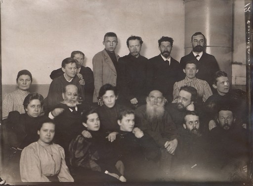 Л.Н. Толстой в группе с друзьями и знакомыми