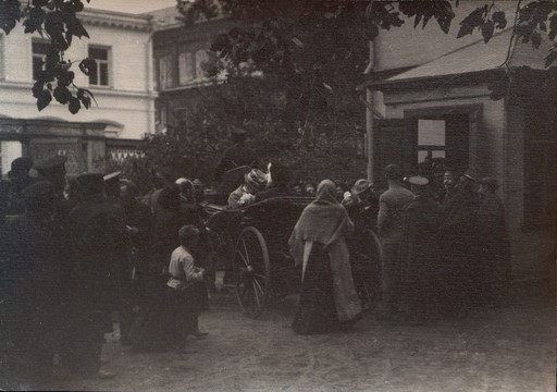 Л.Н. Толстой садится в экипаж, в котором сидит С.А. Толстая