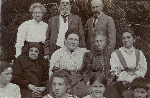 А.Л. Толстая в кругу родных и близких