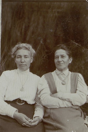 Е.С. Денисенко (слева) и В.С. Толстая