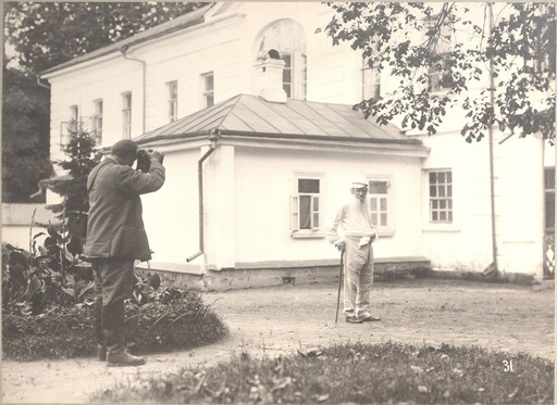 Л.Н. Толстой позирует В.Г. Черткову