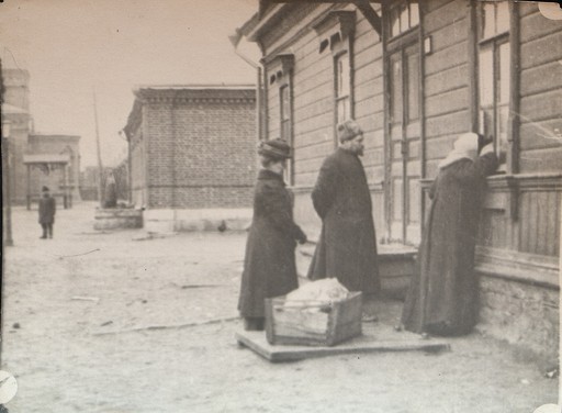 С.А. Толстая, И.Л. Толстой и Б.И. Скоробогатова у окна дома И.И. Озолина, где лежит Л.Н. Толстой