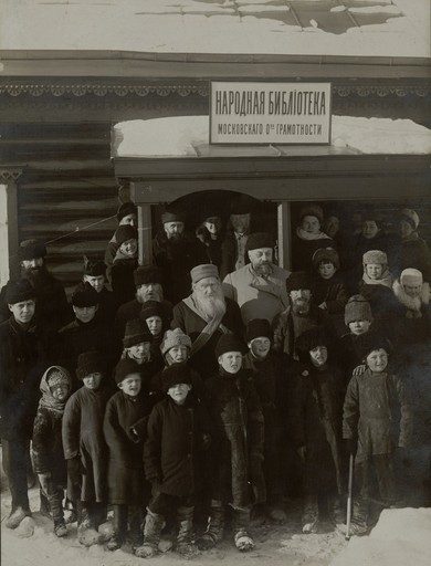 Л.Н. Толстой в группе родных, знакомых и крестьянских ребят на открытии Народной библиотеки