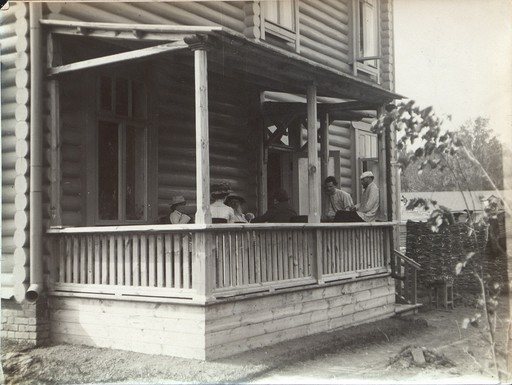 Л.Н. Толстой, И.И. Мечников, жена Мечникова, А.К. Черткова, Л.Л. Толстой и А.Б. Гольденвейзер на террасе дома Чертковых